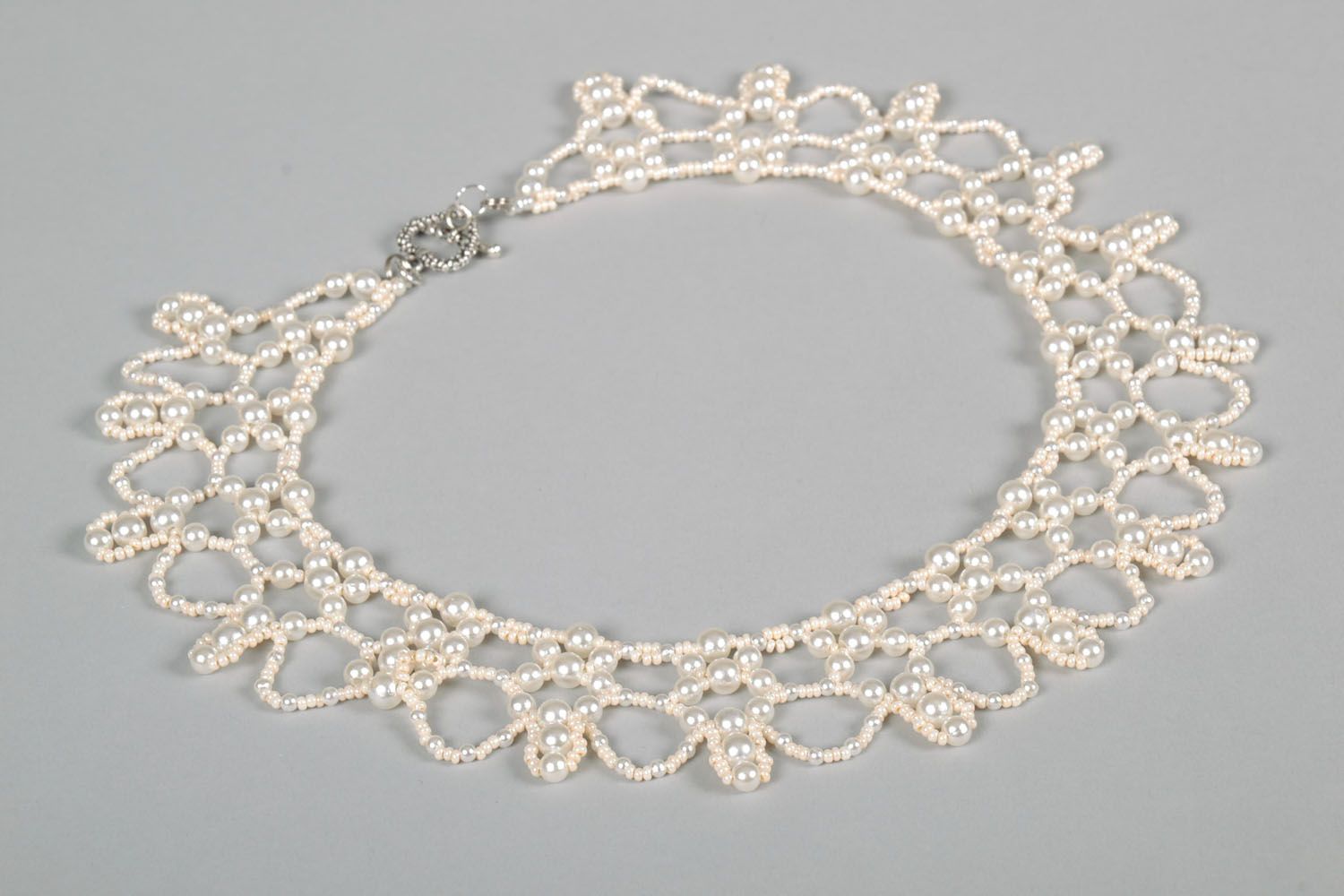 Weiße Halskette aus Glasperlen foto 3