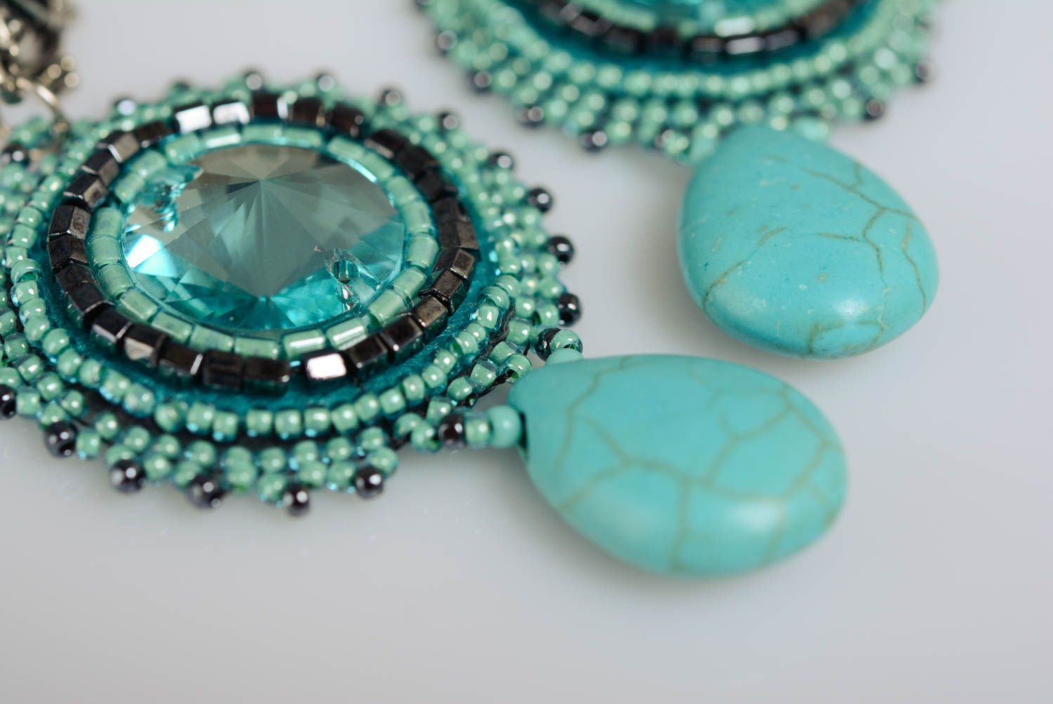 Glasperlen Ohrringe mit Howlith Strass Steinen in Türkisblau handgemacht foto 3