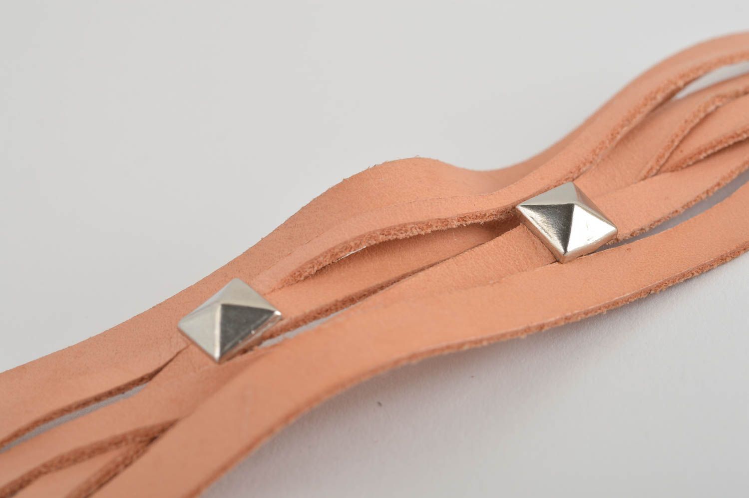 Handmade Designer Schmuck Leder Armband Accessoire für Frauen in Beige breit foto 4