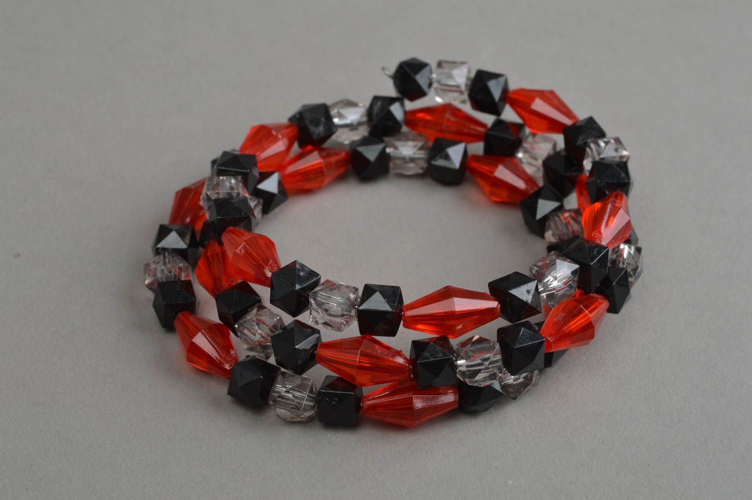 Bracelet en perles fantaisie rouges noires et transparentes fait main Moderne photo 2