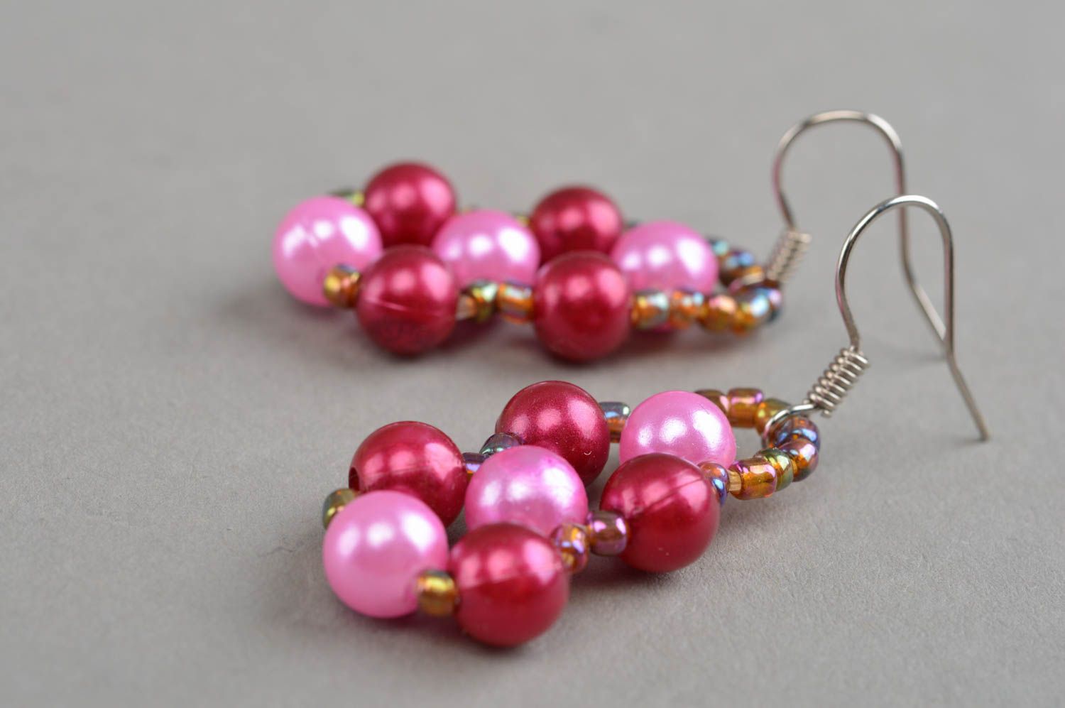 Boucles d'oreilles en perles fantaisie faites main pendantes rose-framboise photo 3