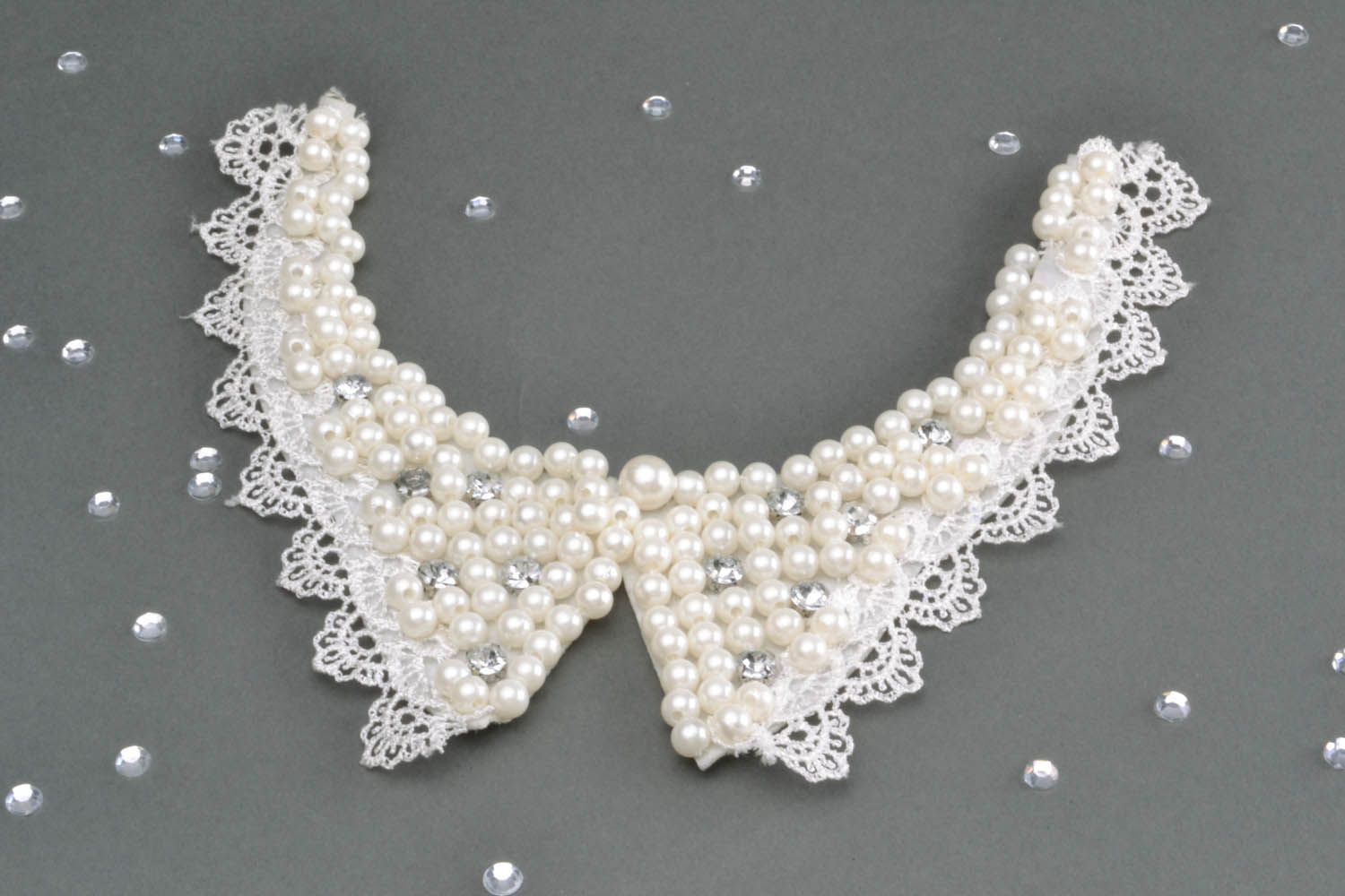 White collar with beads photo 1