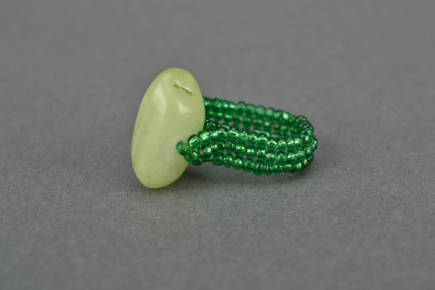 Кольцо из бисера зеленое с ониксом  фото 4