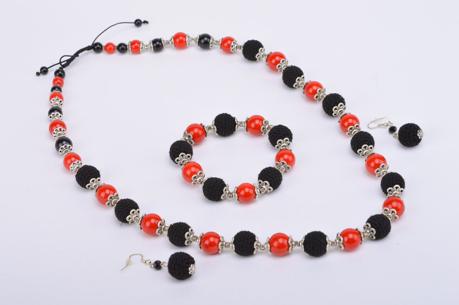 Ensemble de bijoux en perles fantaisie rouge-noir faits main pour femme 3 pièces photo 2