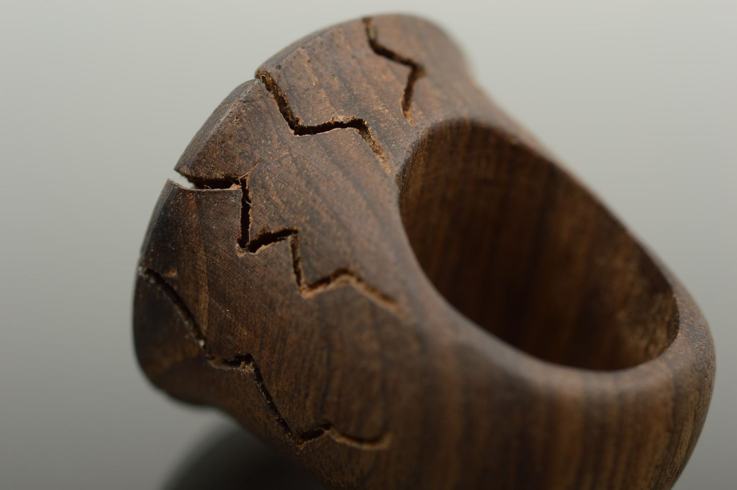 Кольцо из дерева украшение ручной работы изделие из дерева трещинки женское фото 4
