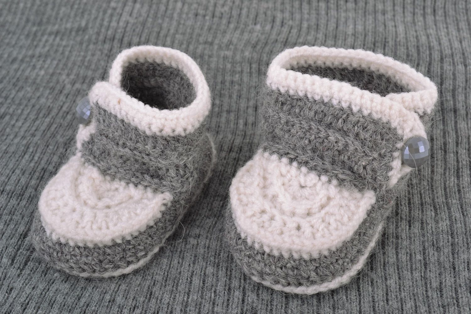 Patucos de bebé artesanales con forma de zapatitos de lana blanquigrises foto 1