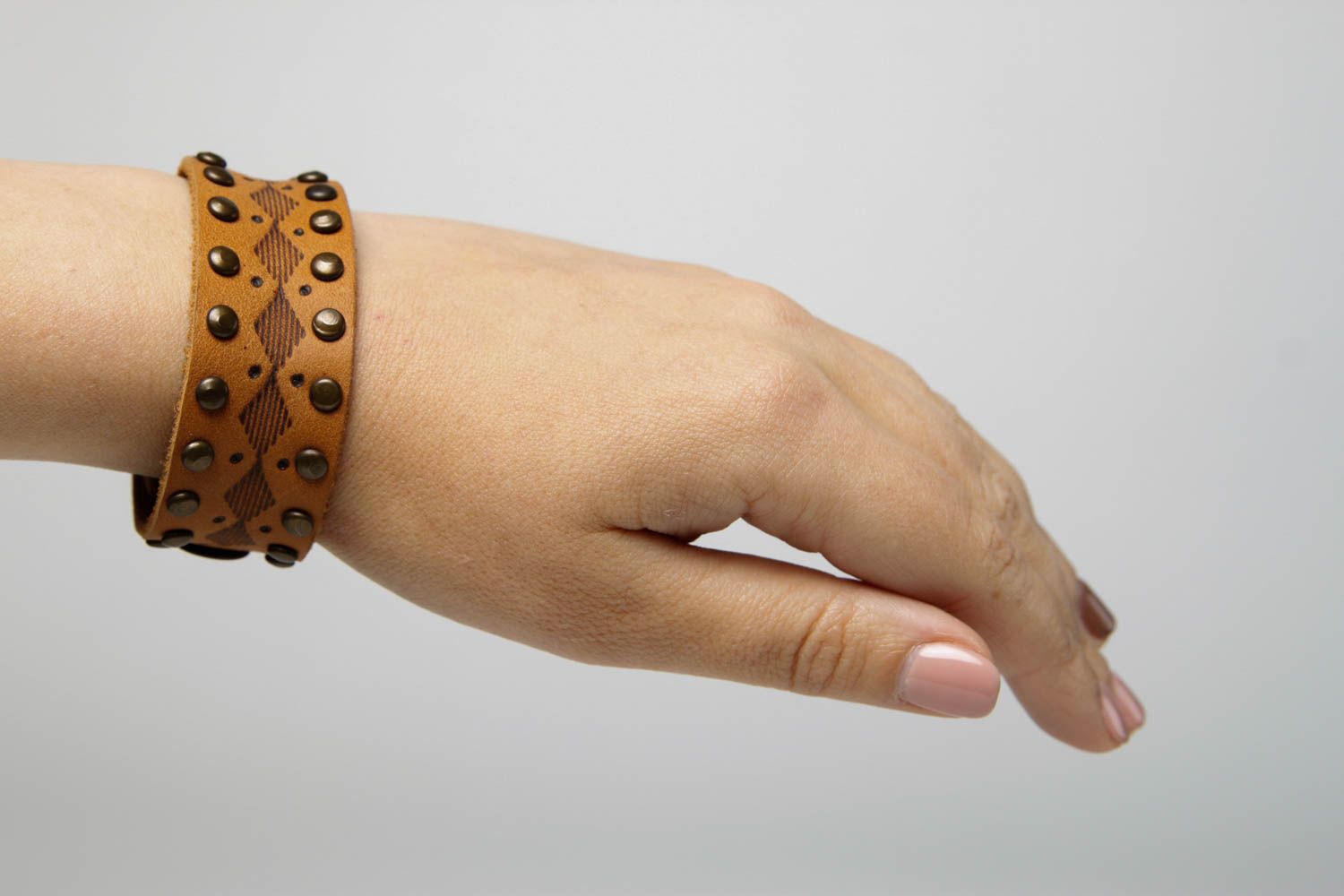 Bracelet cuir fait main Bijoux en cuir large brun Accessoire femme original photo 2