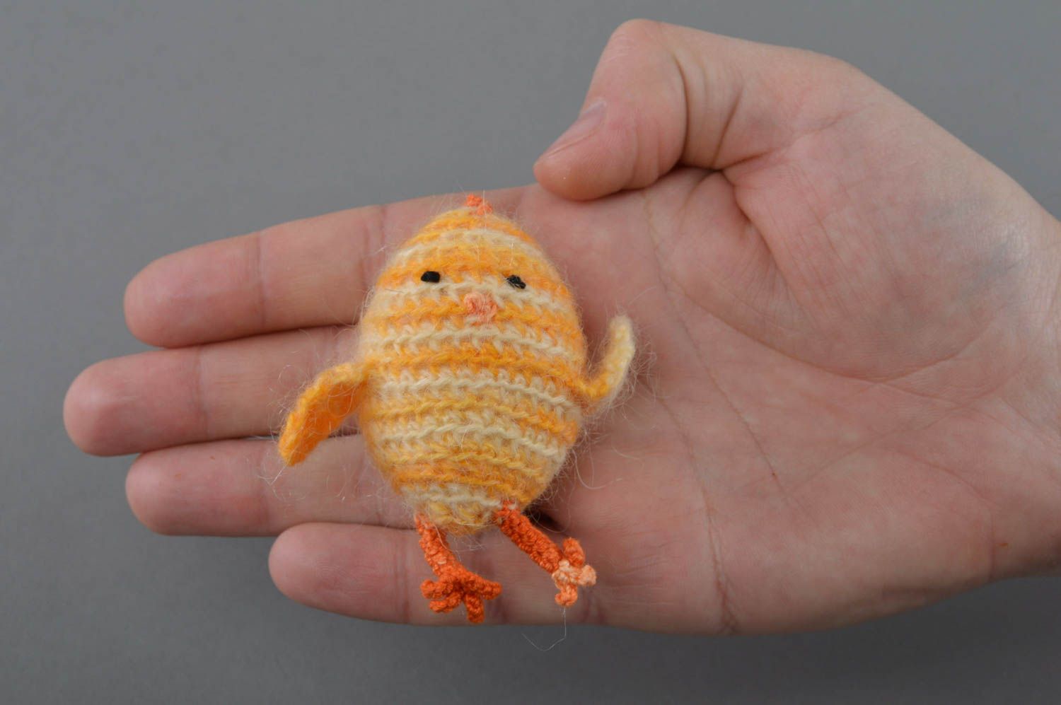 Petite peluche tricotée faite main jaune rayée en laine et acrylique poussin  photo 4