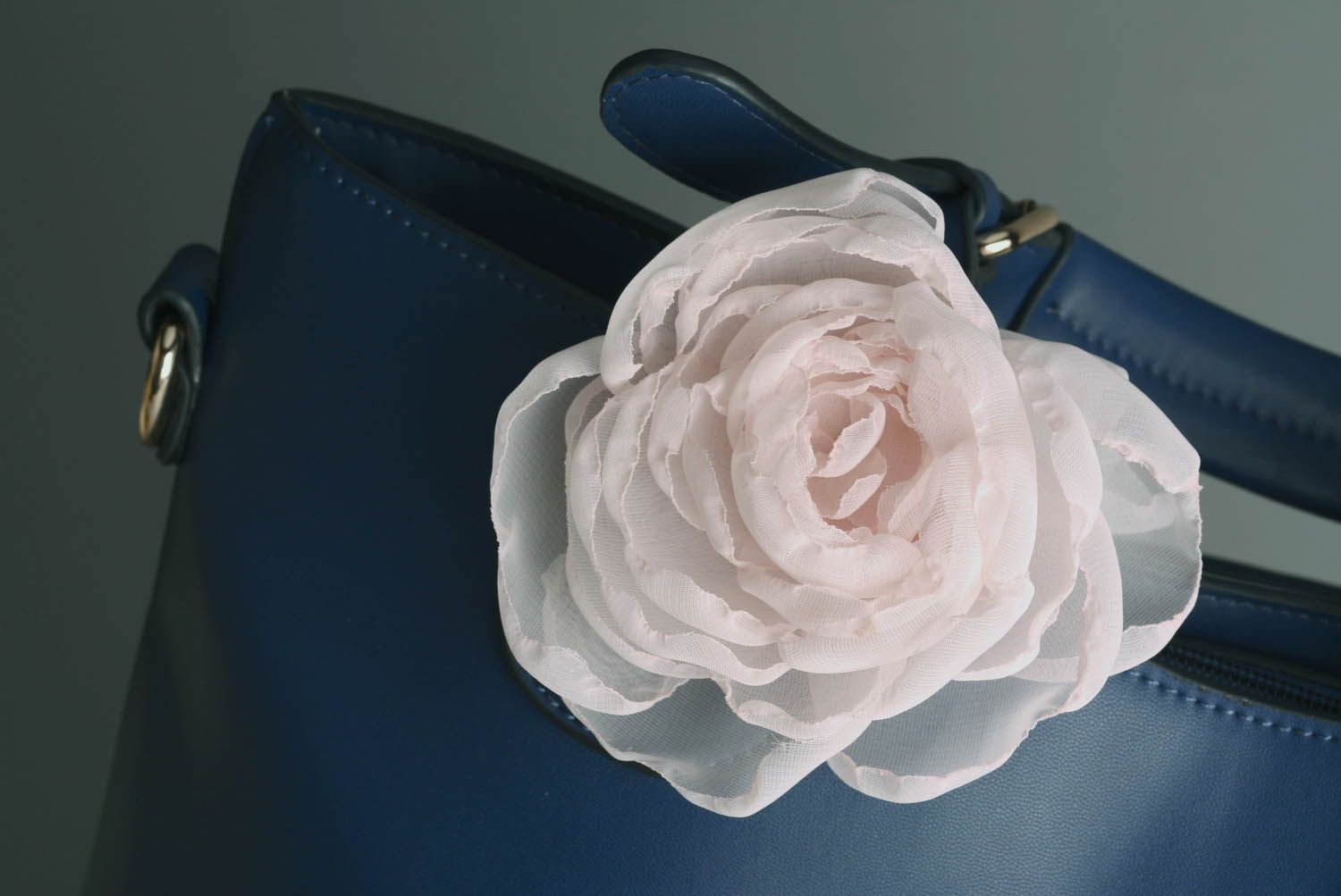 Broche-grampo da moda na forma de flor foto 1