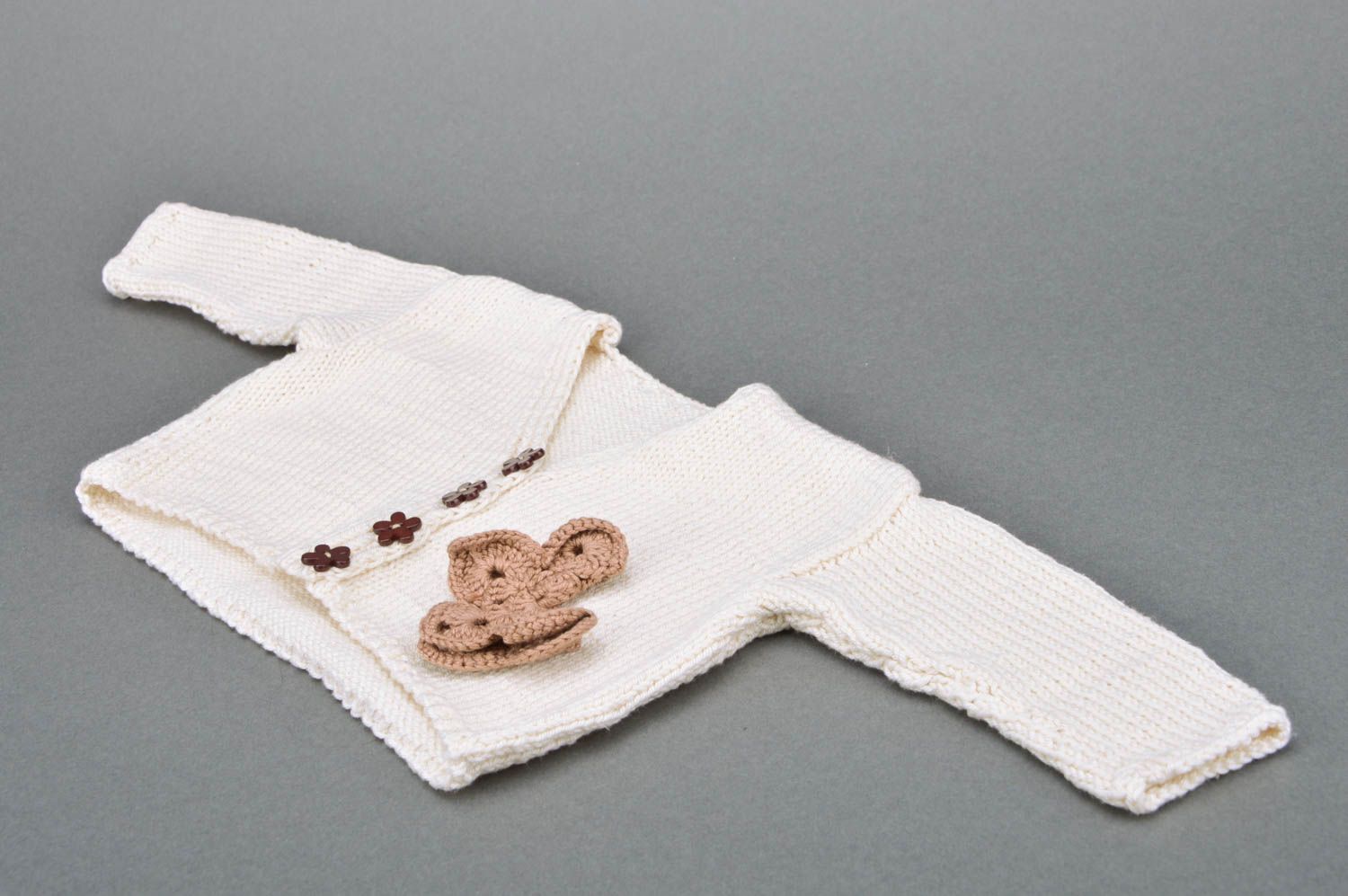 Gilet tricoté pour enfant fait main en fils acryliques blanc pour fille photo 3
