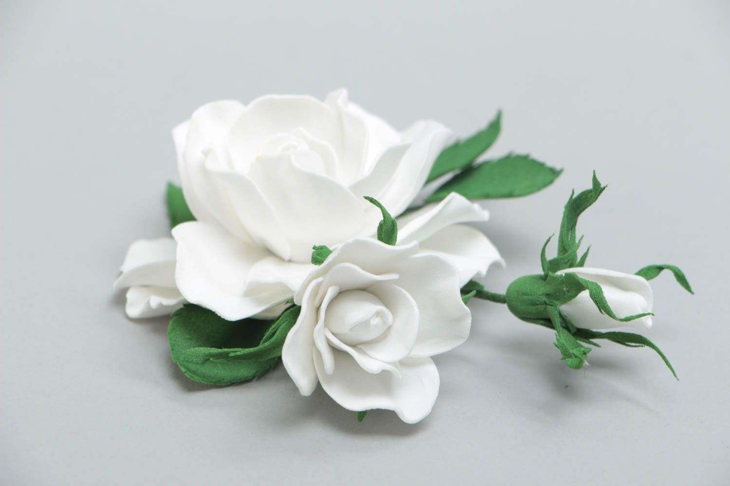 Брошь из фоамирана в виде пышной белой розы ручной работы красивая женская фото 3