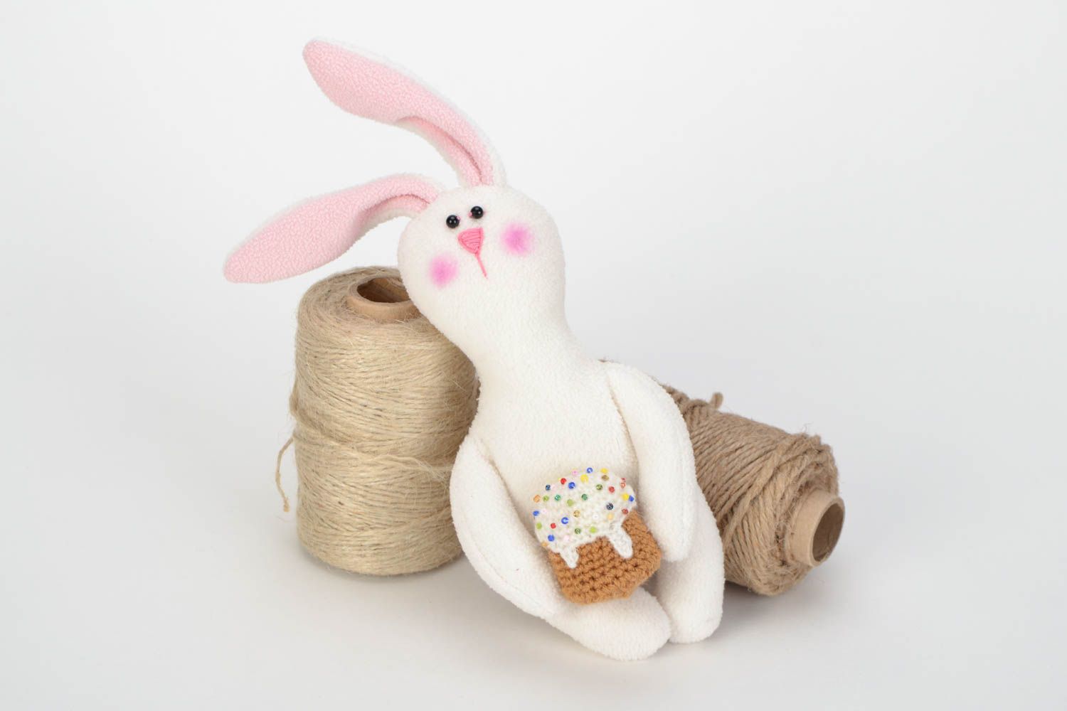 Текстильный заяц с куличом игрушка ручной работы белая на Пасху красивая фото 1