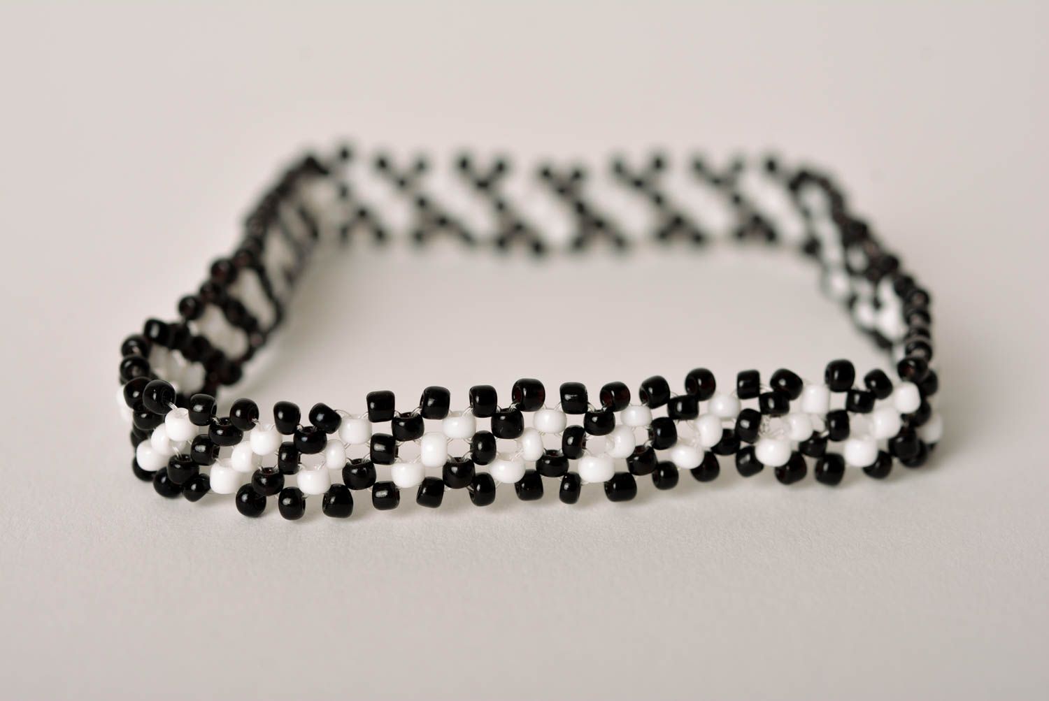 Bracelet perles rocaille Bijou fait main en noir et blanc Accessoire femme photo 5