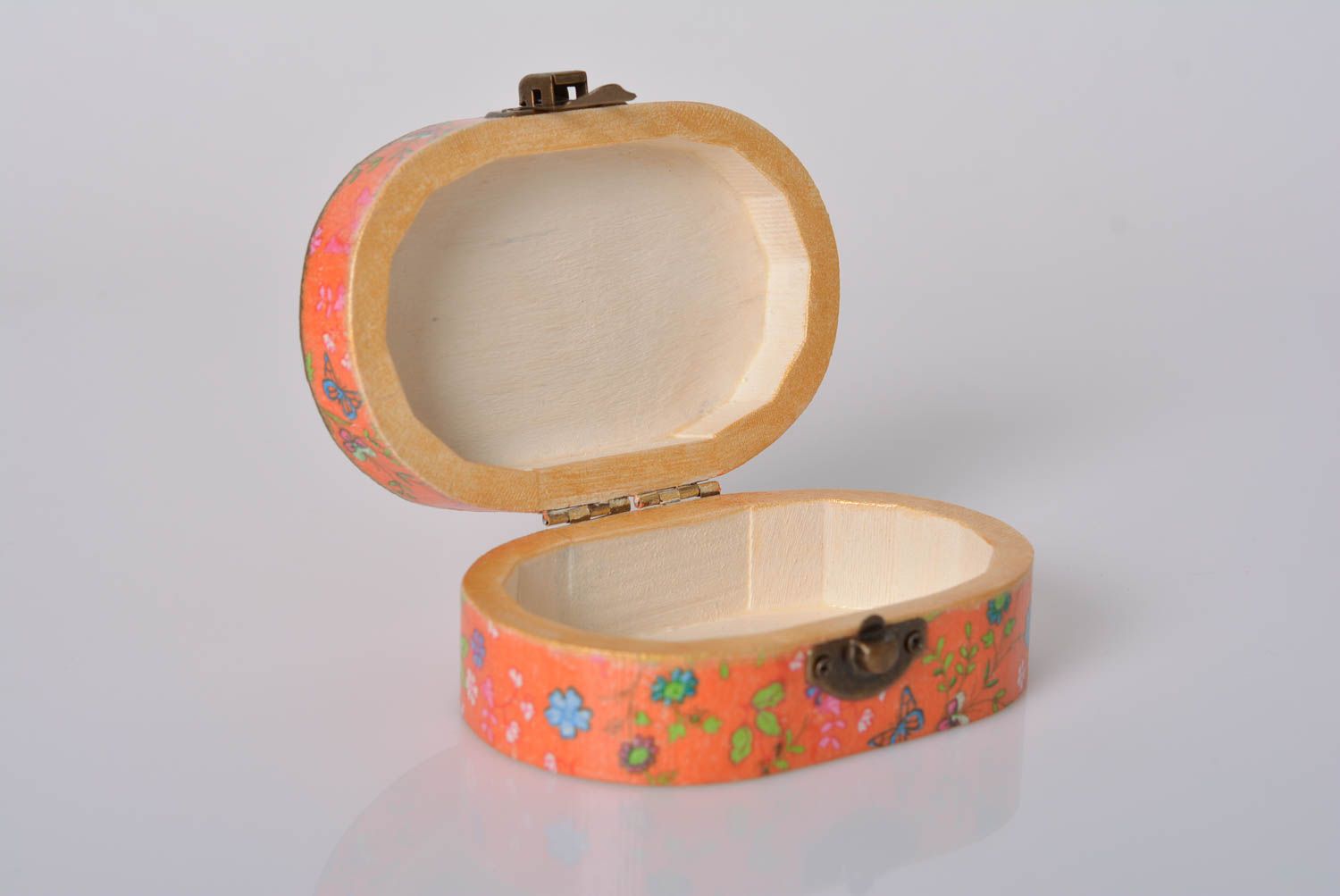 Caja de madera decorada según la técnica de decoupage hecha a mano estilosa foto 4