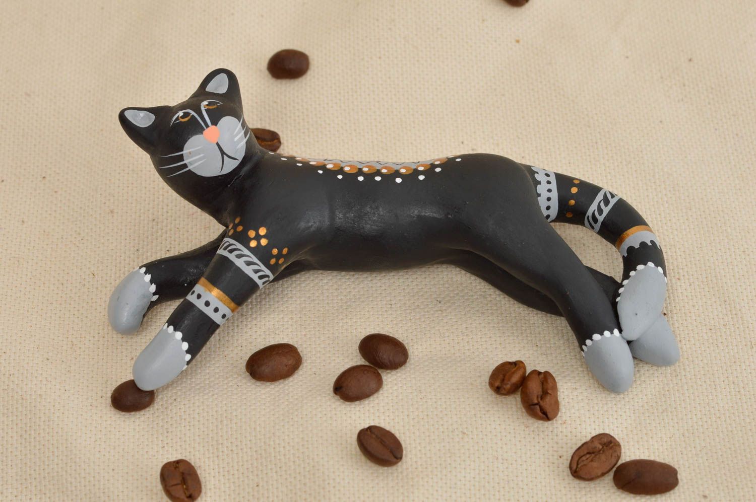 Сувенирная керамическая статуэтка с росписью ручной работы Кошка играющая фото 1