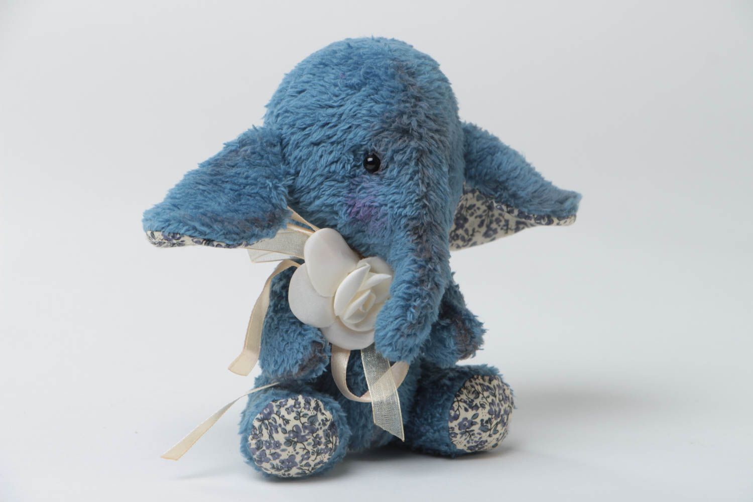 Juguete artesanal con forma de elefante infantil original de tela azul con flor foto 2