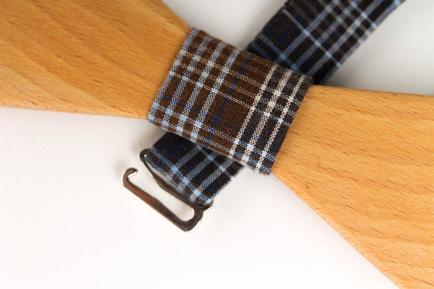 Corbata de lazo artesanal pajarita moderna accesorio unisex de madera de haya foto 4