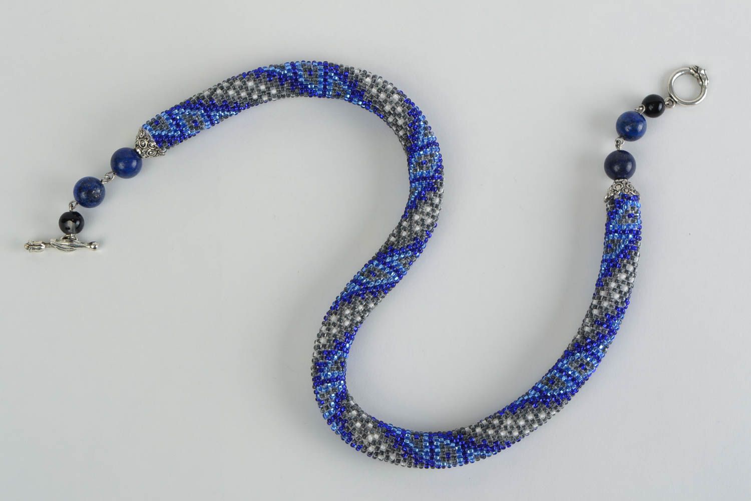 Ожерелье из бисера жгут ручной работы красивый авторский серо синий женский фото 2