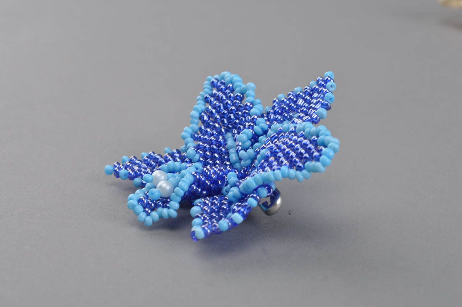Синяя брошь из бисера в виде цветка ручной работы оригинальная красивая фото 4