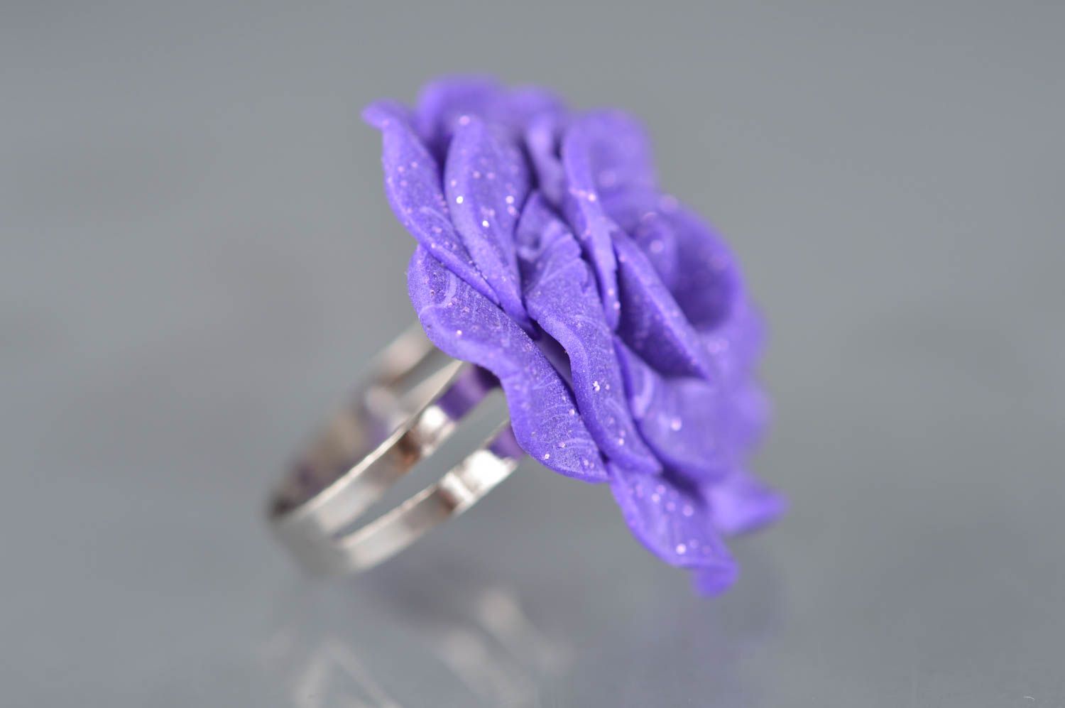 Lila handgemachter Ring mit Blume aus Polymerton in Modellierung Technik foto 4