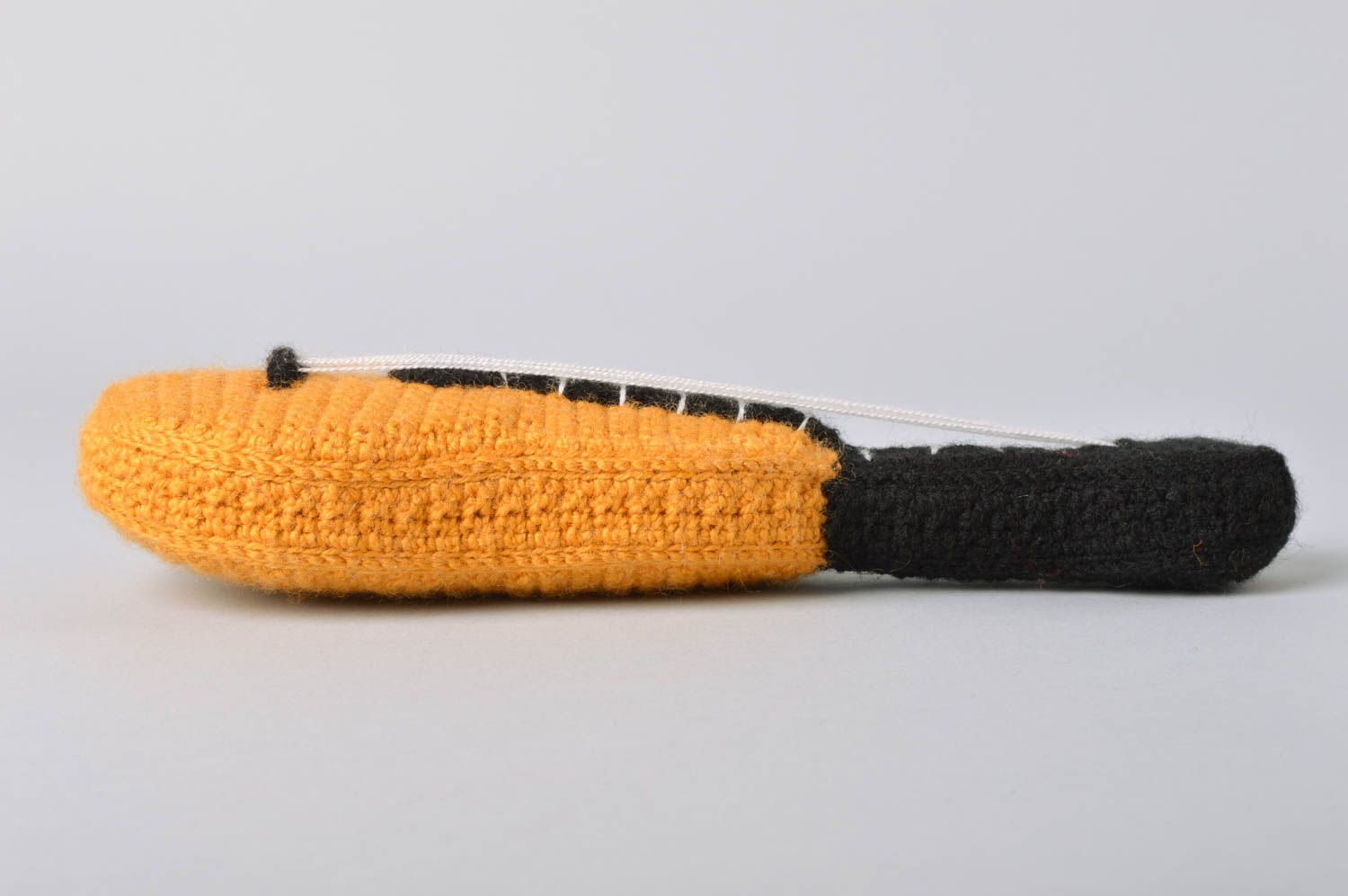 Jouet tricoté au crochet original décoratif fait main en forme de guitare photo 3
