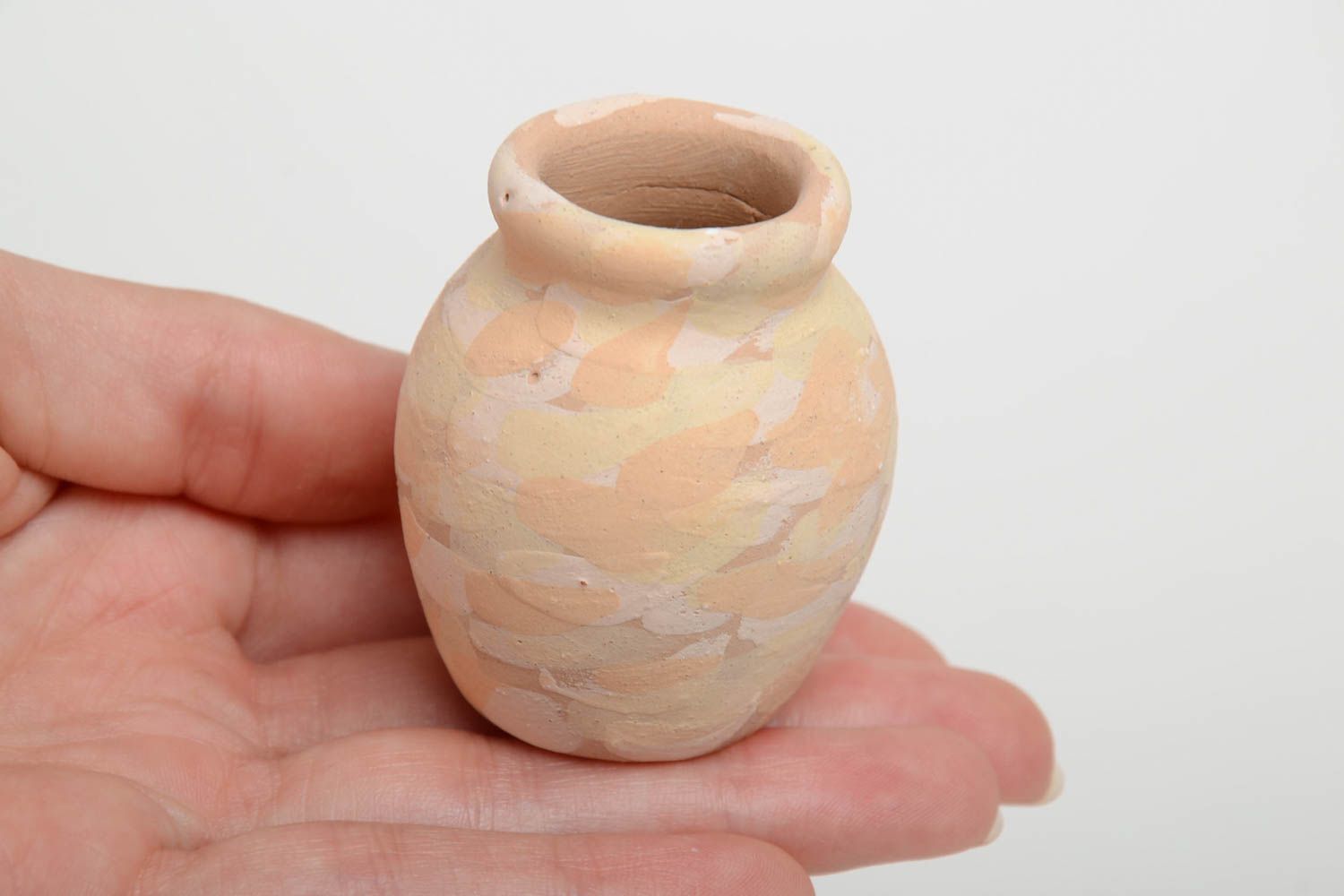 Декоративный глиняный кувшин миниатюрный элемент декора ручной работы бежевый фото 5