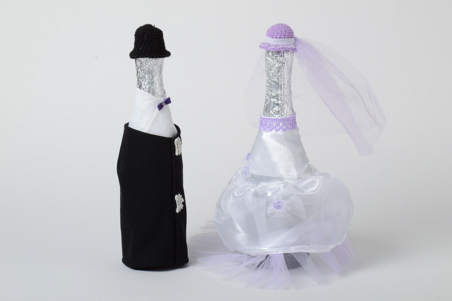 Декор для свадебных бутылок жених и невеста костюмы черный и белый ручной работы фото 2