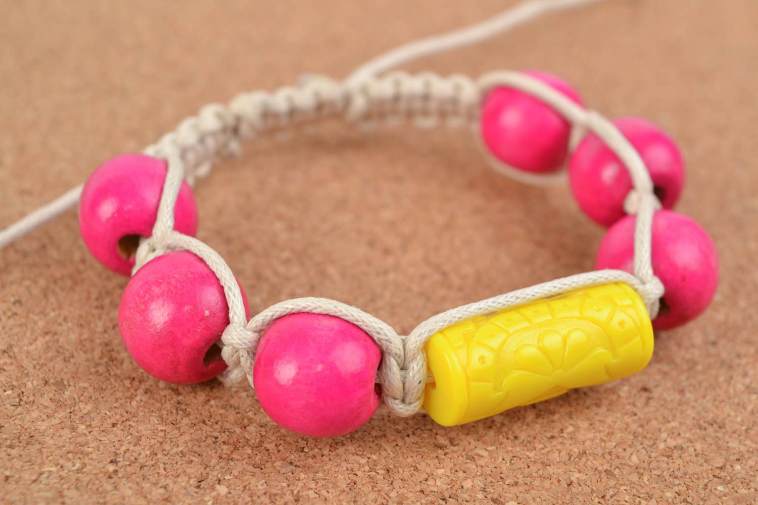 Bracelet en perles de bois et lacets en coton rose et jaune original fait main photo 2
