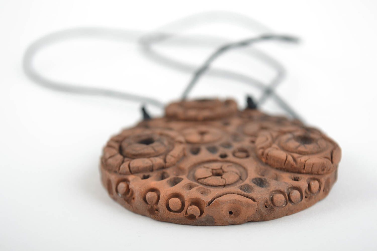 Круглая глиняная подвеска коричневая красивый кулон на шнурке ручной работы фото 4