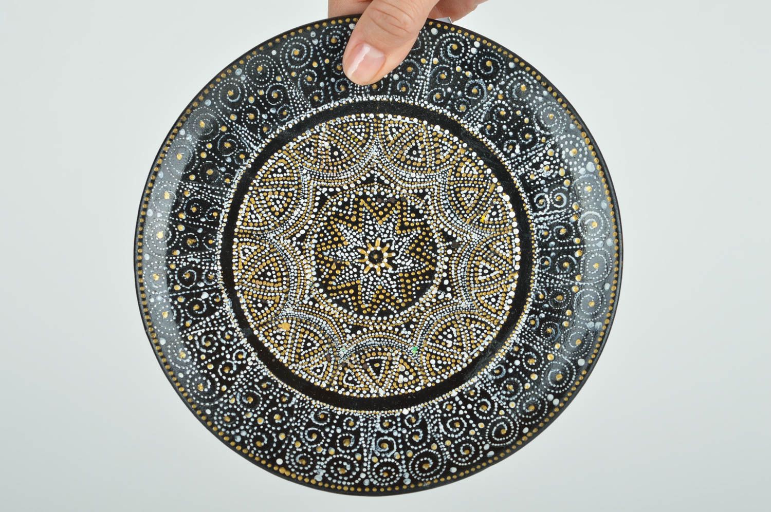Черная керамическая тарелка расписанная красками ручной работы на стену фото 5