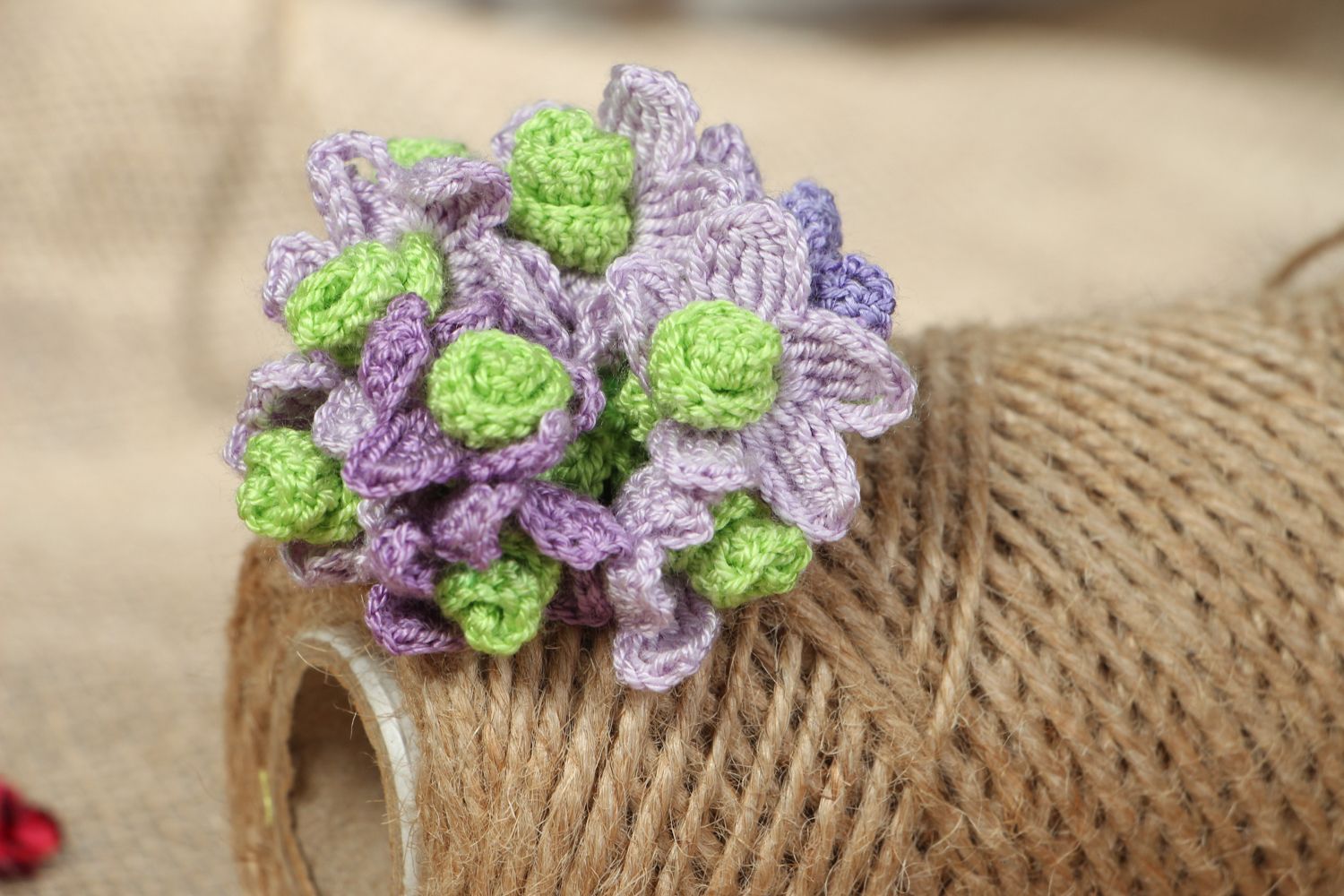 Broche tricotée à la main au crochet Bouquet de lilas photo 5