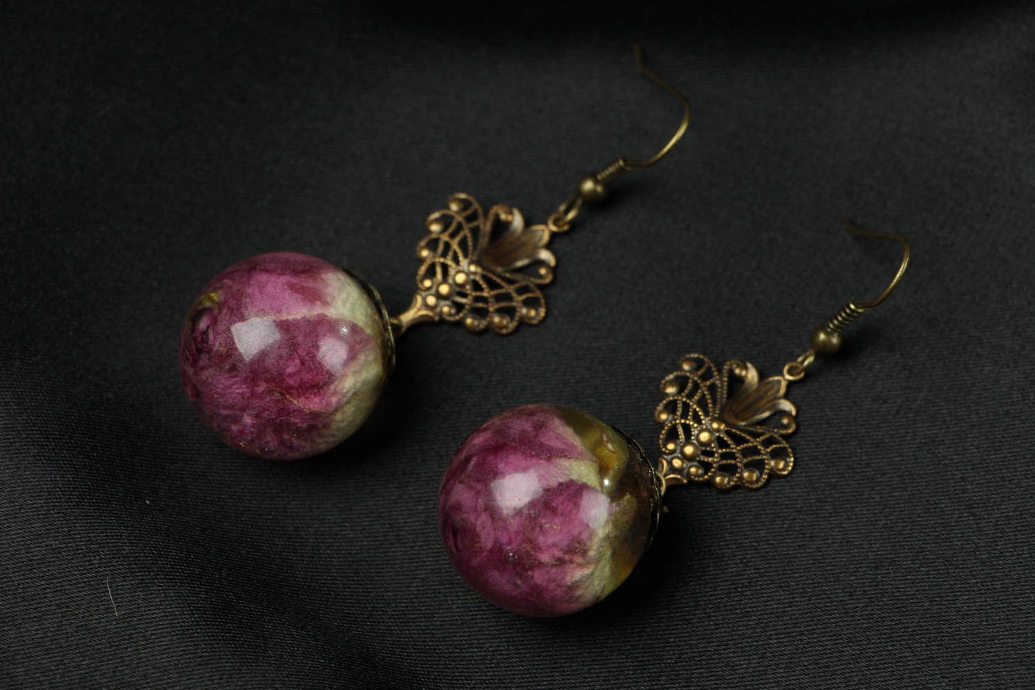 Earrings with Roses Made in Epoxy Resin photo 2