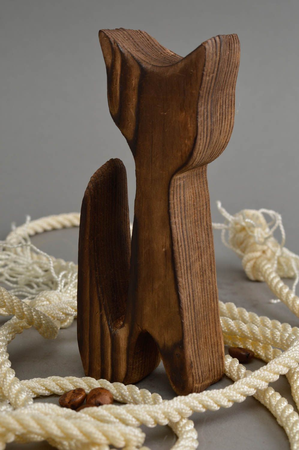 Geschnitzte handgemachte Figurine aus Holz in Form von schöner Katze aus Kiefer foto 1
