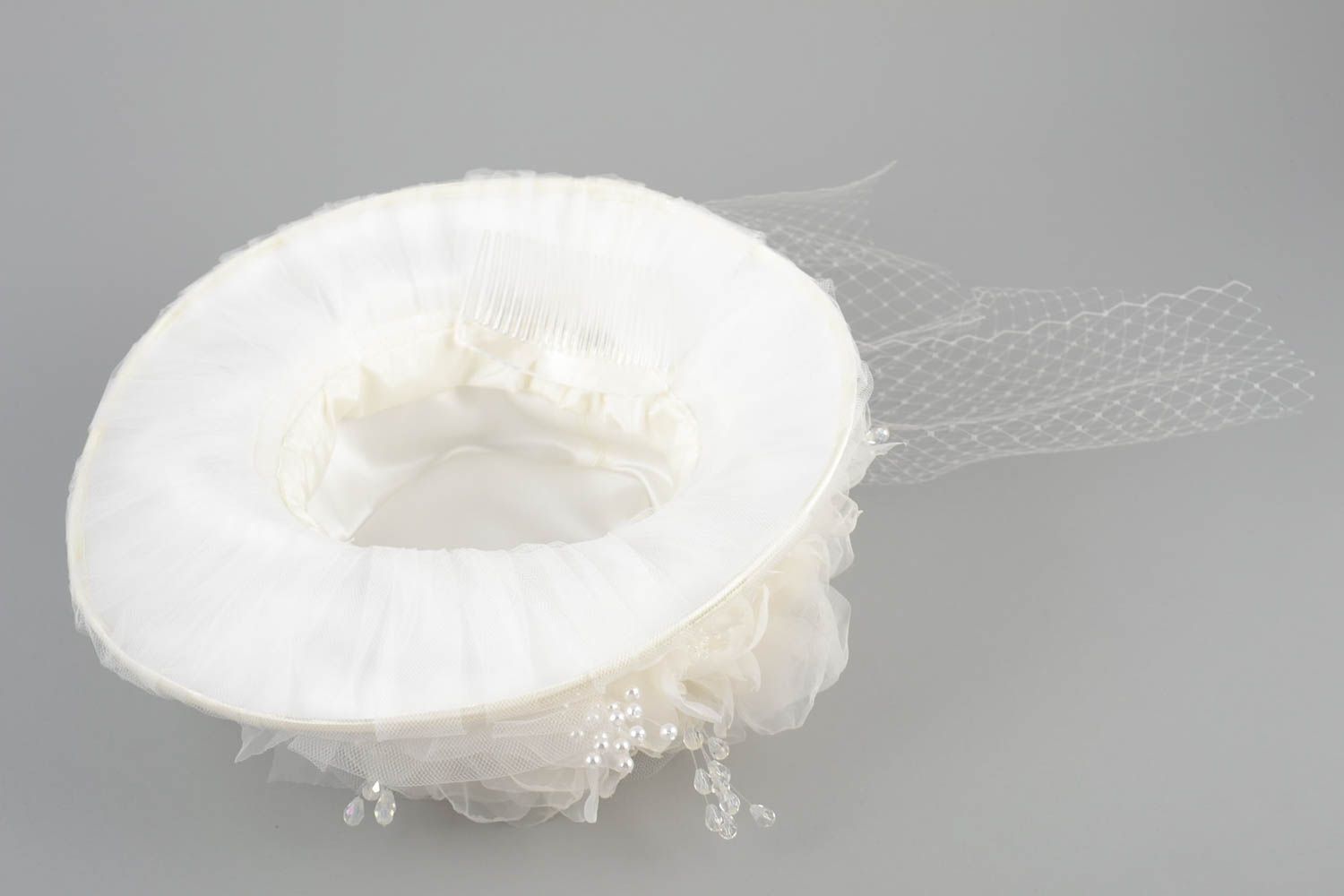 Schöner origineller weißer handgemachter Brauthut aus Atlas und Fatin foto 2