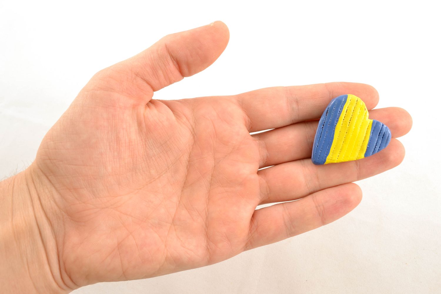 Глиняный магнит в виде сине-желтого сердца фото 1