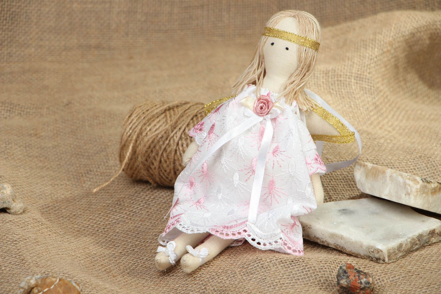 Текстильная кукла-ангел в белом сарафане фото 5