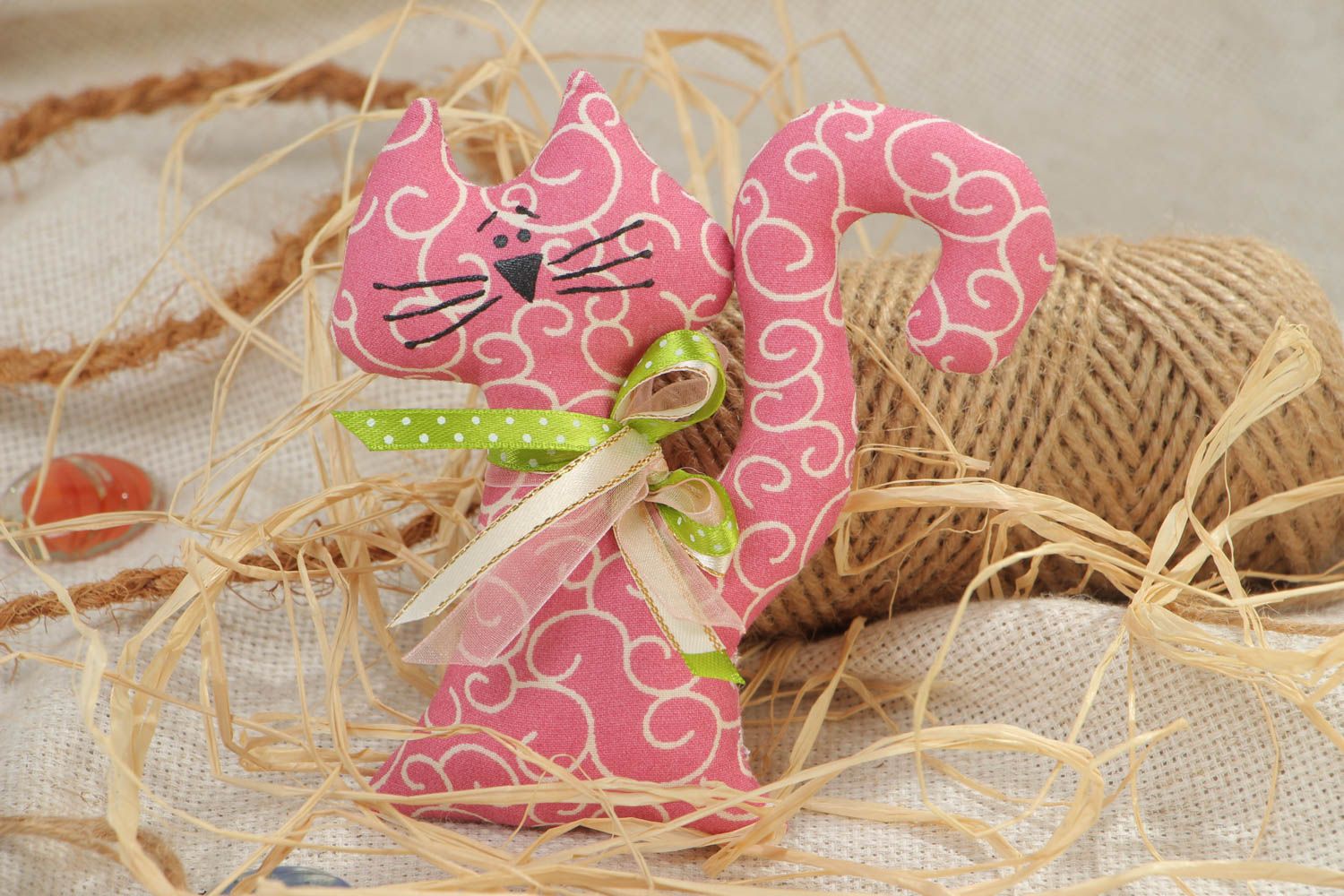 Handmade Textil Kühlschrankmagnet Kuscheltier Katze in Rosa für Küchendekor schön foto 1