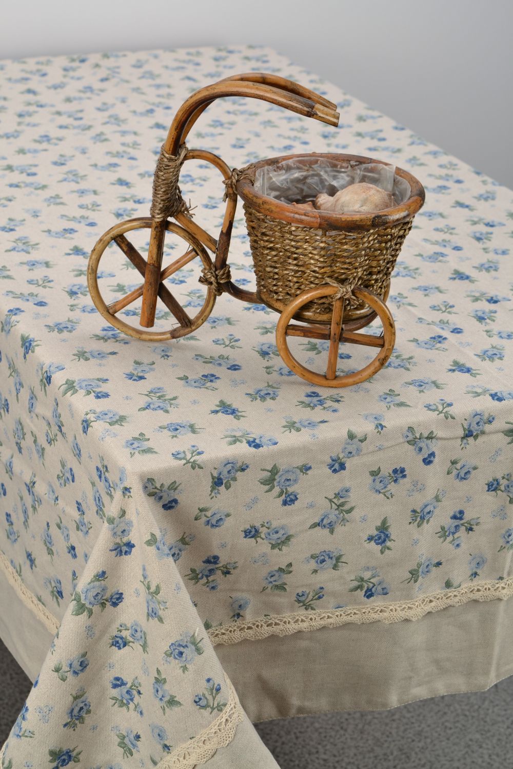 Скатерть на прямоугольный стол из хлопка и полиамида с кружевом и цветочным принтом фото 4