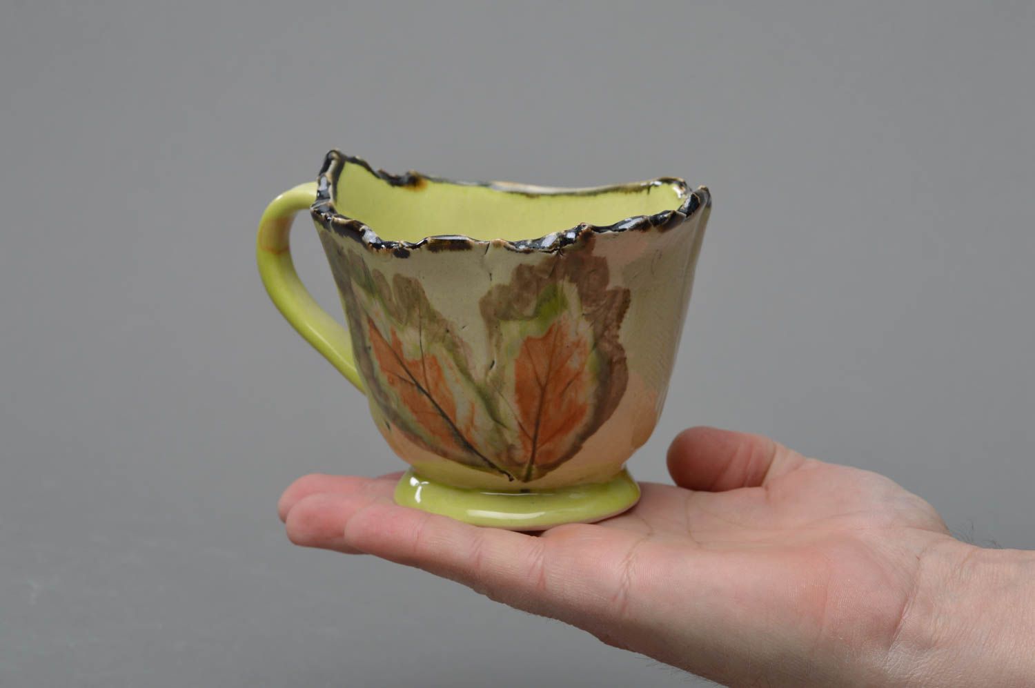 Schöne bunte handgemachte Tasse aus Porzellan mit Glasur Bemalung Blätter foto 4