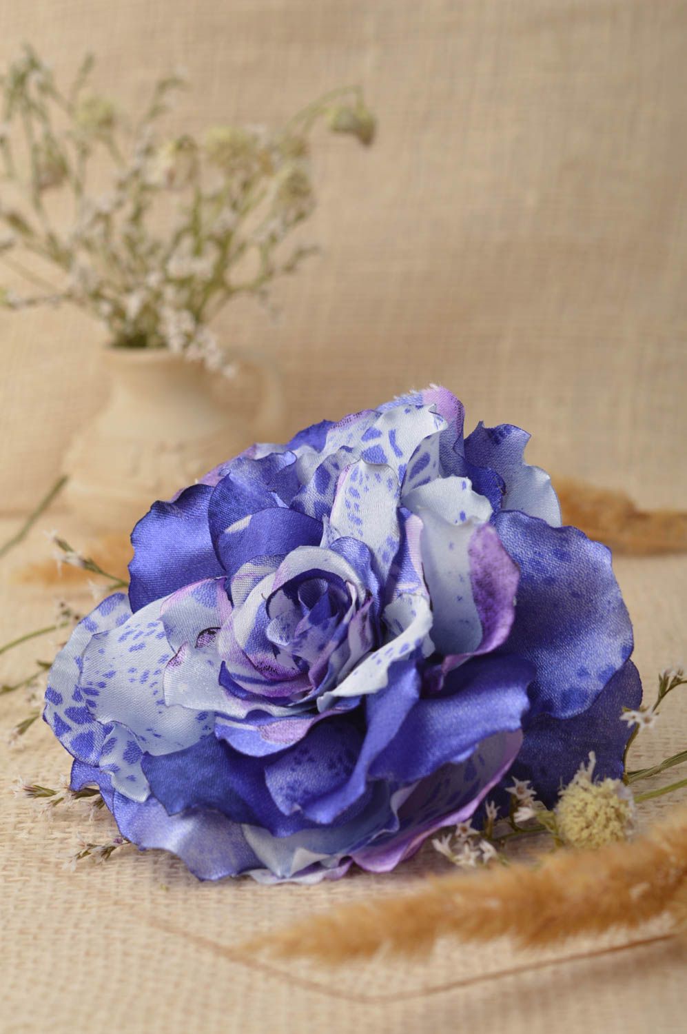 Barrette cheveux fait main Broche fleur Accessoire femme insolite en satin bleue photo 1