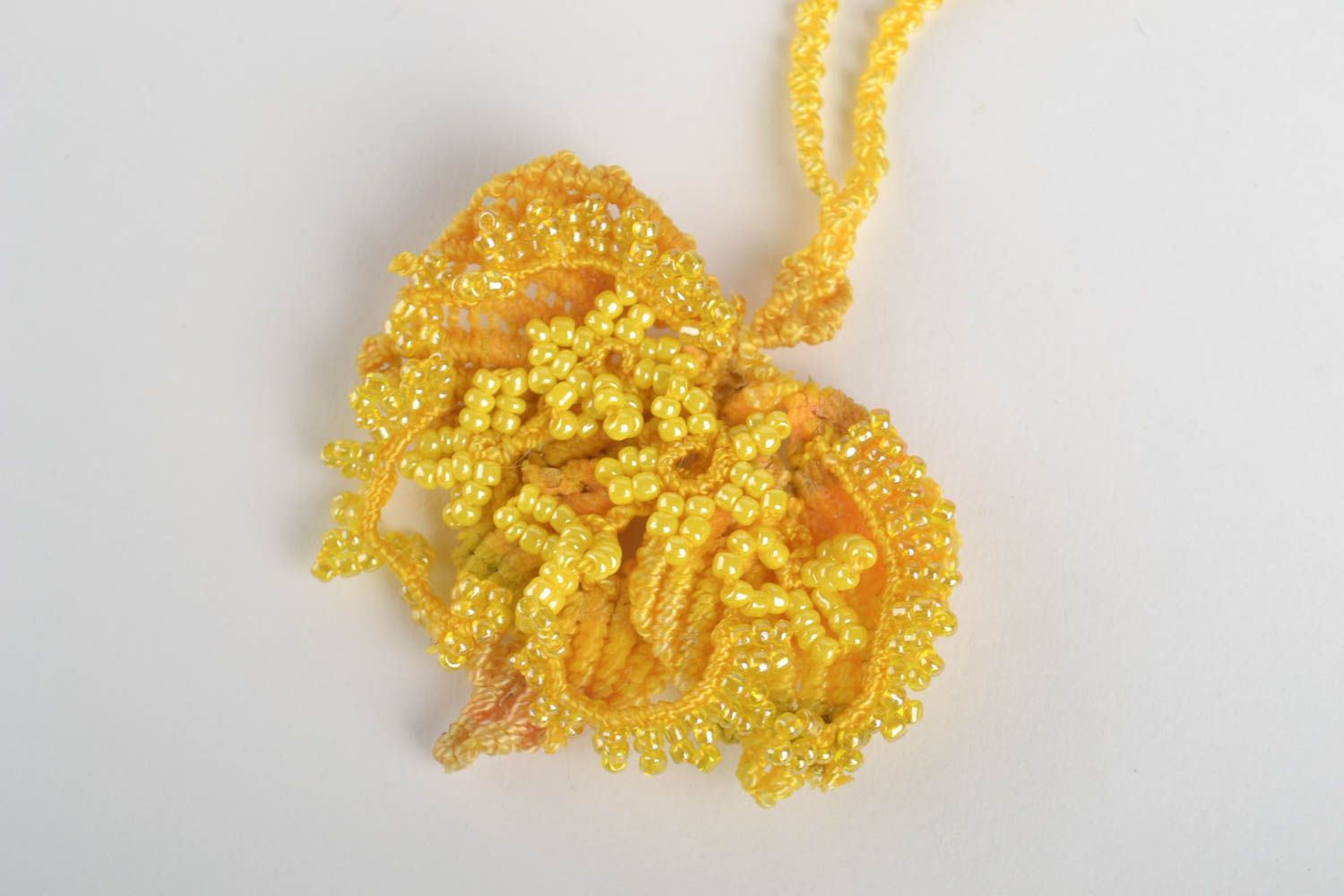 Pendentif jaune Bijou fait main macramé fils perles fleur Cadeau original photo 2