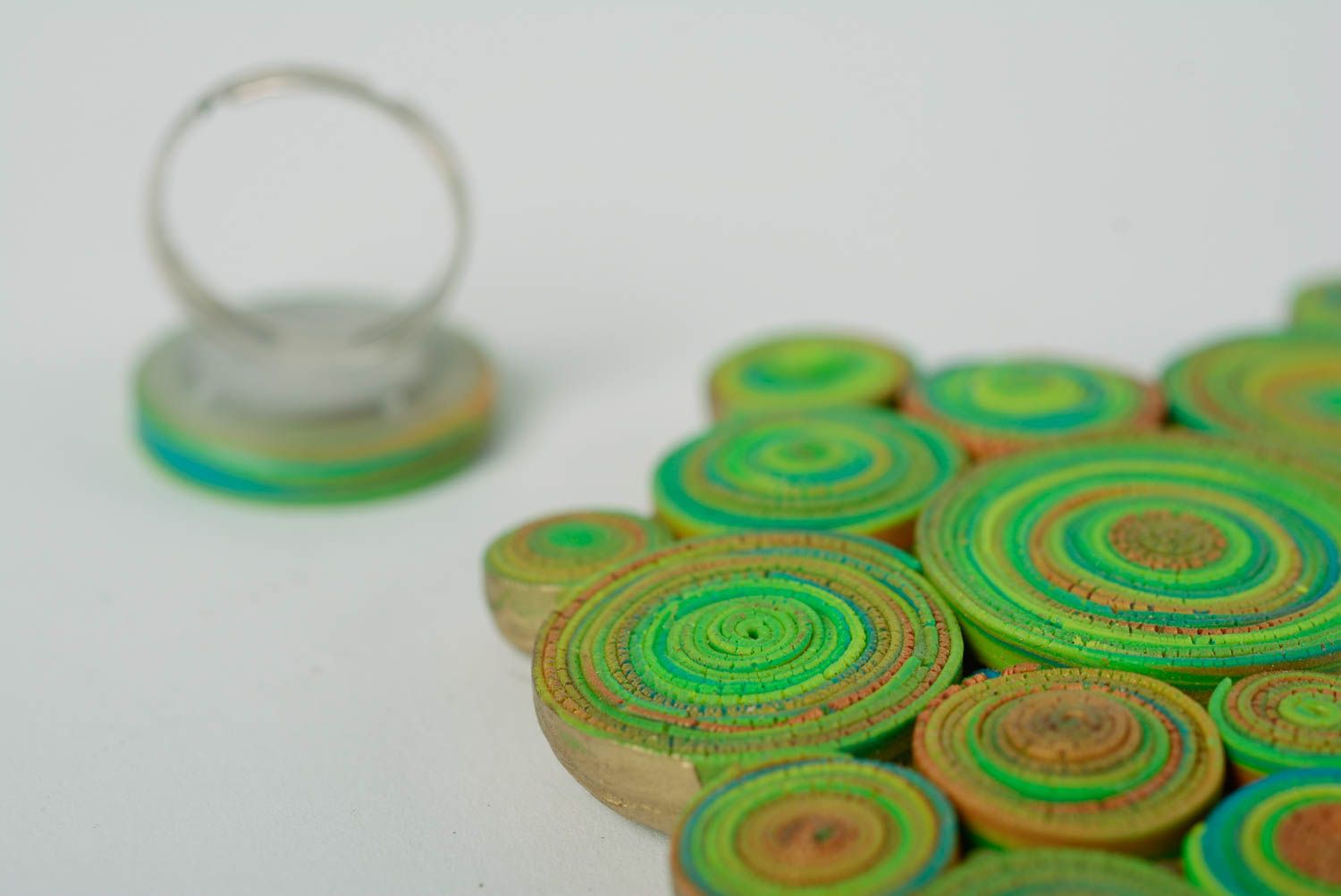 Комплект украшений из полимерной глины 2 шт колье и кольцо зеленые ручной работы фото 3