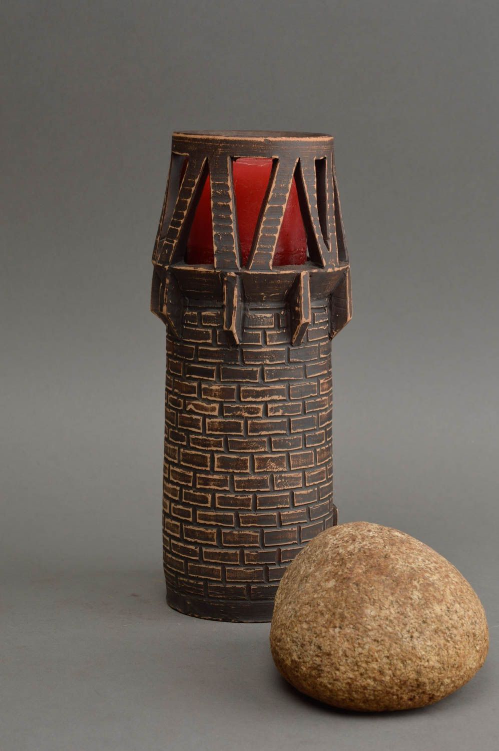 Глиняный подсвечник в виде башни с дверью из красной глины ручной работы фото 1
