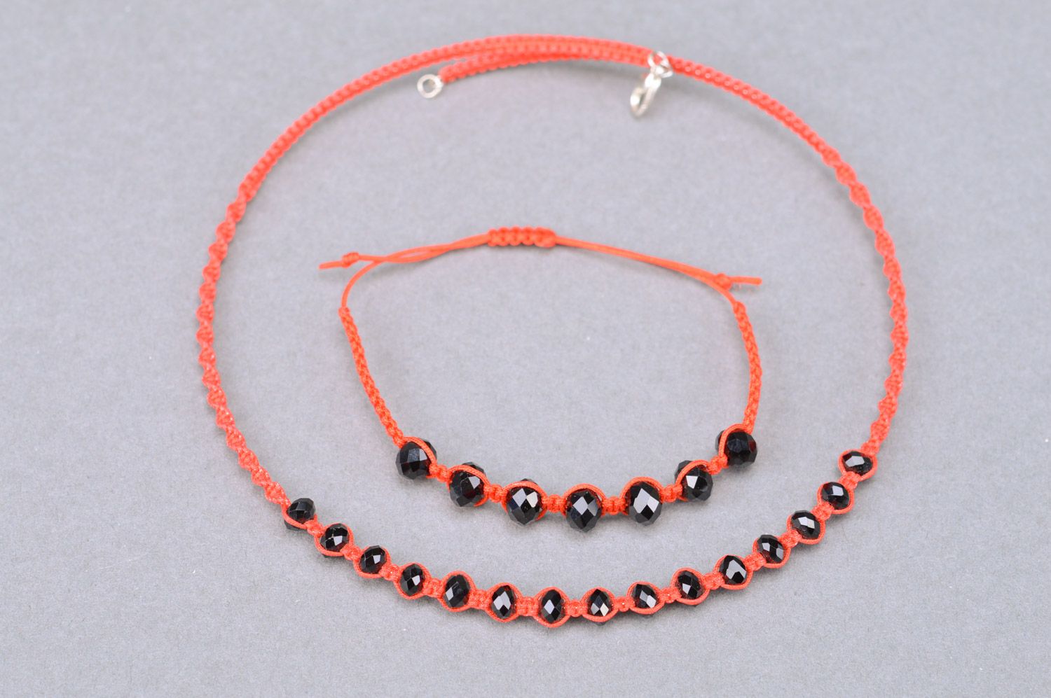 Collier et bracelet faits main rouges tressés de fils et perles noires fantaisie photo 2