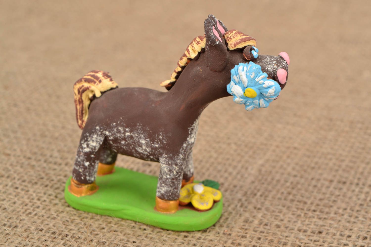 Keramische Figur Pferd mit Blume foto 1