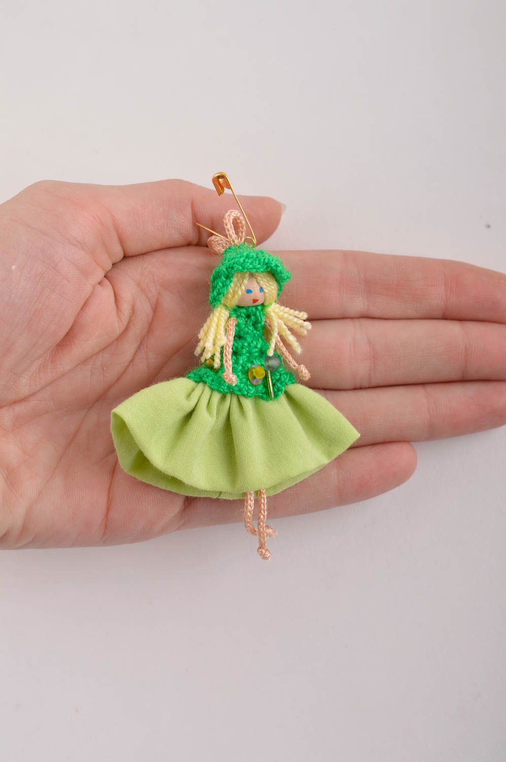 Broche hecho a mano muñeca con vestido verde regalo original accesorio de moda foto 4
