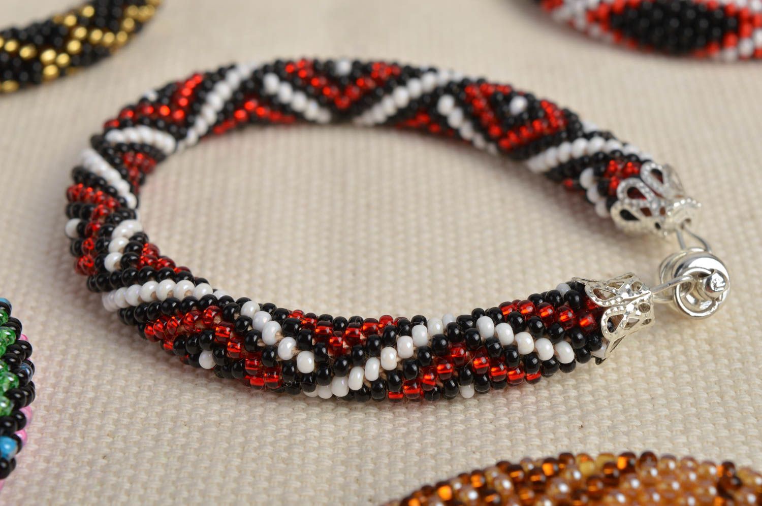 Bracelet perles de rocaille Bijou fait main noir-blanc-rouge Cadeau pour femme photo 1