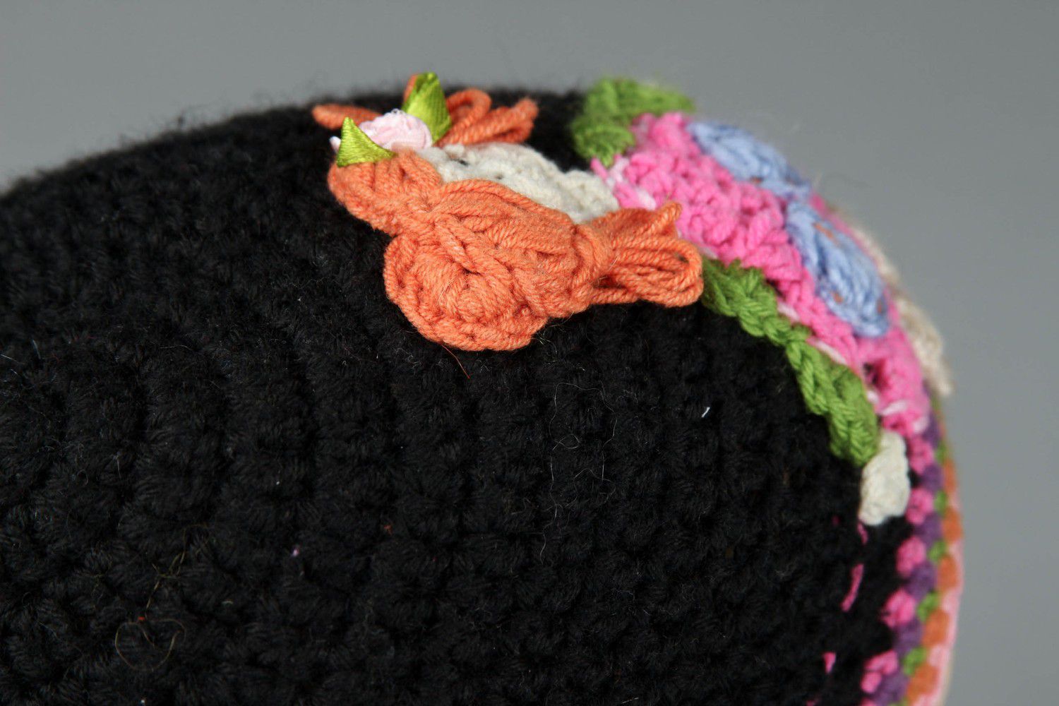 Bonnet tricoté noir avec poupée fait main photo 4