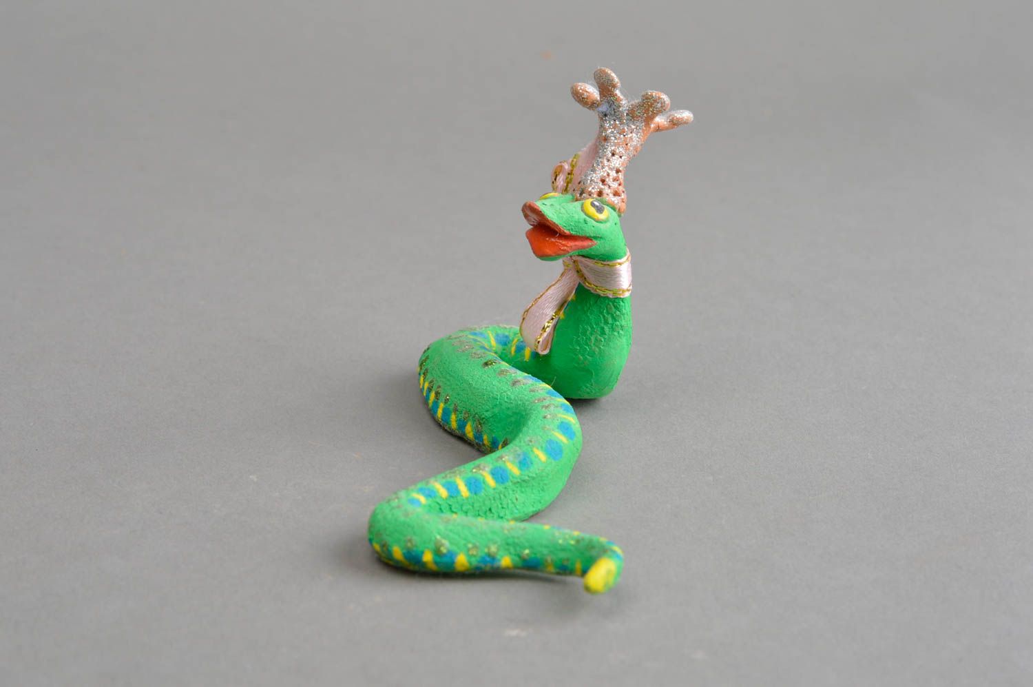 Керамический сувенир ручной работы змея королева скарапея зеленого цвета фото 3