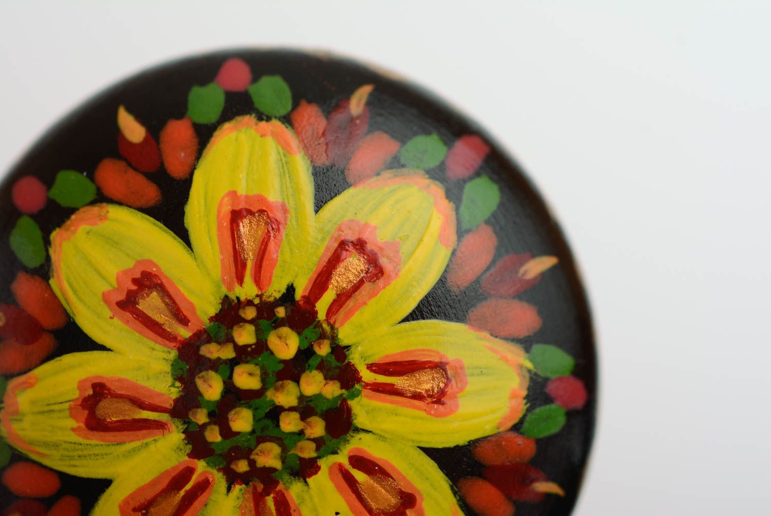 Handmade round wooden brooch painted with acrylics photo 2